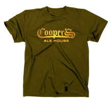 Lade das Bild in den Galerie-Viewer, Styletex23 T-Shirt Herren #1 The King Of Queens, Coopers Bar Logo Oliv XXL
