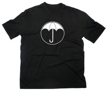 Lade das Bild in den Galerie-Viewer, Styletex23 T-Shirt Herren #2 Umbrella Logo Schule Ut Malum Pluvia, schwarz, XXL