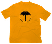 Lade das Bild in den Galerie-Viewer, Styletex23 T-Shirt Herren #2 Umbrella Logo Schule Ut Malum Pluvia, gelb, XXL