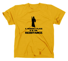 Lade das Bild in den Galerie-Viewer, Styletex23 T-Shirt Herren A Woman's Place is In The Resistance, gelb, XXL