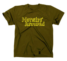 Lade das Bild in den Galerie-Viewer, Styletex23 T-Shirt Herren Horsin Around Fan, oliv, XXL
