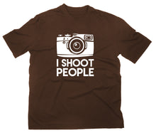 Lade das Bild in den Galerie-Viewer, Styletex23 T-Shirt Herren I Shoot People Fun, braun, XXL
