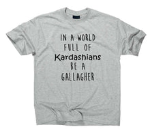 Lade das Bild in den Galerie-Viewer, Styletex23 T-Shirt Herren In A World Full Of Kardashians Be A Gallagher Fan sport grey, XXL
