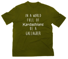 Lade das Bild in den Galerie-Viewer, Styletex23 T-Shirt Herren In A World Full Of Kardashians Be A Gallagher Fan oliv, XXL
