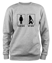 Lade das Bild in den Galerie-Viewer, Styletex23 Sweatshirt Themyscira Your Wife My Wife, XXL grau