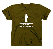 Lade das Bild in den Galerie-Viewer, Styletex23 T-Shirt Herren A Woman&#39;s Place is In The Resistance, oliv, XXL
