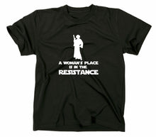 Lade das Bild in den Galerie-Viewer, Styletex23 T-Shirt Herren A Woman&#39;s Place is In The Resistance, schwarz, XXL
