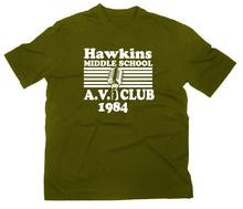 Lade das Bild in den Galerie-Viewer, Styletex23 T-Shirt Herren Hawkins Middle School AV Club Fan oliv, XXL
