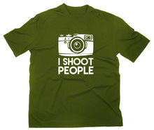 Lade das Bild in den Galerie-Viewer, Styletex23 T-Shirt Herren I Shoot People Fun, oliv, XXL
