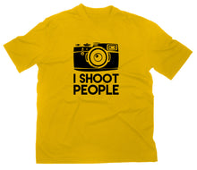 Lade das Bild in den Galerie-Viewer, Styletex23 T-Shirt Herren I Shoot People Fun, gelb, XXL
